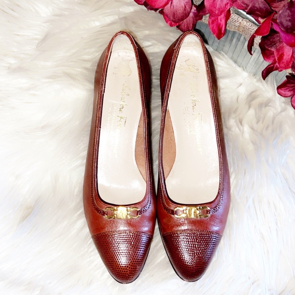 Vintage Ferragamo kitten heels - Picture 3 of 7